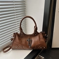 Sac cabas en similicuir marron avec croix en métal, chaînes et détails cloutés - Marron
