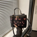 Schwarze quadratische Tasche mit Kirschmuster, Handtasche mit Leder-Schultergurt - Schwarz