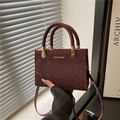 Piccola borsa a mano quadrata bordeaux goffrata serpente con manico intrecciato - Rosso