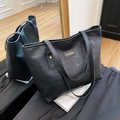 Grande borsa tote nera con goffratura geometrica e toppa gialla fashion moderna - Nero