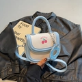Bolso de hombro tipo silla blanco y azul claro con estampado de cerezas y logo - Azul