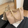 Grande borsa tote minimalista in rosa beige con lettere a rilievo ed etichetta moda - Cachi