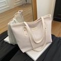 Borsa tote beige minimalista con motivi a rilievo e dettagli in metallo dorato moda - Bianco