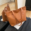 Borsa tote marrone in pelle sintetica con goffratura di lettere e placca dorata - Marrone