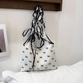Bolso de hombro blanco con estampado de lunares y lazos negros con asa rizada - Blanco