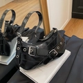Elegante bolso de hombro en cuero negro brillante con correas estilo biker y ojales - Negro