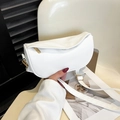 Bolso bandolera blanco en forma de media luna en cuero granulado con detalles dorados - Blanco