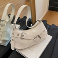 Bolso de hombro media luna blanco crema con cinturones decorativos y ojales estilo punk Y2K - Blanco