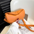 Bolso bandolera media luna naranja de cuero con correa ajustable y textura granulada - Naranja