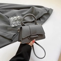 Mini borsa a mano grigio scuro chic con trama intrecciata e dettagli oro - Grigio