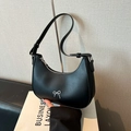 Elegante borsa a spalla a mezzaluna nera con fiocco in metallo argento e pelle opaca - Nero