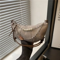Bolso croissant de mezclilla gris claro con cadena de perlas y asa redonda marrón - Gris