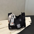 Zwarte canvas draagtas met bloemenprint en een decoratieve zijden sjaal voor dames - Zwart