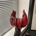 Sac hobo demi-lune rouge en cuir PU brillant avec breloque nœud perlé pour femme - Rouge