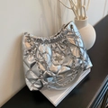 Borsa hobo argento con trapuntatura a rombi, stella decorativa e tracolla in catena - Argento