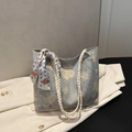 Blauwe canvas shopper met bloemenprint, witte touwhandvatten en decoratieve zijden sjaal - Blauw