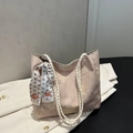 Roze bloemen shopper met geweven schouderband en decoratief zijden sjaaldetail op stof - Roze