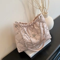 Borsa a tracolla in vernice rosa chiaro con trapuntatura a rombi e logo a stella - Rosa