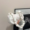 Schultertasche aus Canvas mit Tulpen, Schmetterlingen und gerafftem Griff-Detail - Schmetterling