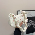Cremefarbene Segeltuchtasche mit Erdbeerdruck und gerafftem Schultergurt-Design - Erdbeere