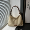 Beige Sommer-Stroh-Tote mit braunen Ledergriffen und modischem Lederaufnäher - Braun