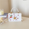 Witte crossbodytas met kersenprint, gevlochten handvat en bloemvormige sluiting - Wit