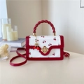 Chique rood-witte handtas met kersenprint, geweven handvat en metalen bloemsluiting - Rood