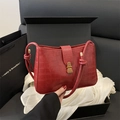 Rote Schultertasche in Krokodil-Optik mit Metallschnalle und edler Geschenkbox - Rot