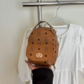 Detalle de estampado de oso y cierre dorado en una mini mochila marrón retro - Marrón