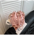 Rosa Eimertasche mit schwarzen Schleifen-Prints, geflochtenem Griff und Plüschtier - Ohne Anhänger / Rosa