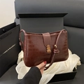 Klassische burgunderrote Baguette-Tasche mit Krokoprägung und goldener Metallschnalle - Braun