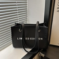 Schwarze Canvas-Tragetasche mit Limited Edition-Druck und Ledergriffen für Damen - Schwarz