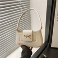 Bolso baguette blanco crema con hebilla de lazo metálico y correa de hombro chic - Blanco
