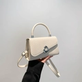 Borsa a tracolla beige minimalista con patta intrecciata e chiusura a cuore in metallo - Bianco Sporco