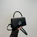 Borsa a mano nera da donna con patta motivo lucertola e fibbia a cuore argento - Nero