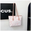 Detail der Canvas-Einkaufstasche mit pinken Cartoon-Graffiti und Lederriemen - Rosa