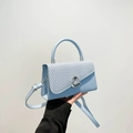 Borsa a tracolla azzurra con patta a spina di pesce e chiusura girevole in metallo a cuore - Blu