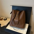 Bolso bombonera minimalista de cuero marrón oscuro con herrajes dorados en caja regalo - Marrón