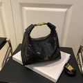 Elegante borsa hobo nera effetto serpente con finiture dorate e tracolla regolabile - Nero