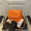 Bolso de hombro naranja brillante minimalista en cuero PU con hebillas de metal dorado - Naranja