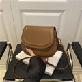 Bolso tipo silla de montar retro minimalista en marrón oscuro con detalles dorados - Marrón