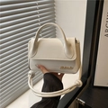 Minimalistische cremeweiße quadratische Handtasche mit goldenem Logo und Knotengurt - Weiß