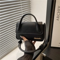 Minimalistische schwarze quadratische Handtasche aus Kunstleder mit goldenem Logo - Schwarz