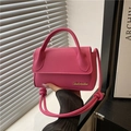 Mini-Handtasche in leuchtendem Pink aus Kunstleder mit goldenem Logo und Knotengurt - Rosarot