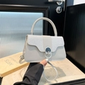 Elegante borsa avorio con patta argento luccicante e chiusura ad anello in metallo - Argento