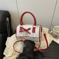 Mini bolso Boston blanco con lunares rojos y un dulce diseño de volantes - Rojo