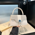 Elegante borsa a mano color crema con patta di paillettes e chiusura in argento - Bianco