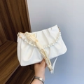 Witte geplooide cloud bag met grote parelketting en zijden omwikkelde handgreep decor - Off-wit