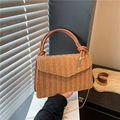 Borsa a tracolla in paglia marrone naturale con trama a V e catena dorata sottile - Marrone