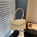 Borsa a tracolla chic in paglia intrecciata beige con catena dorata e manico a nodo - Cachi